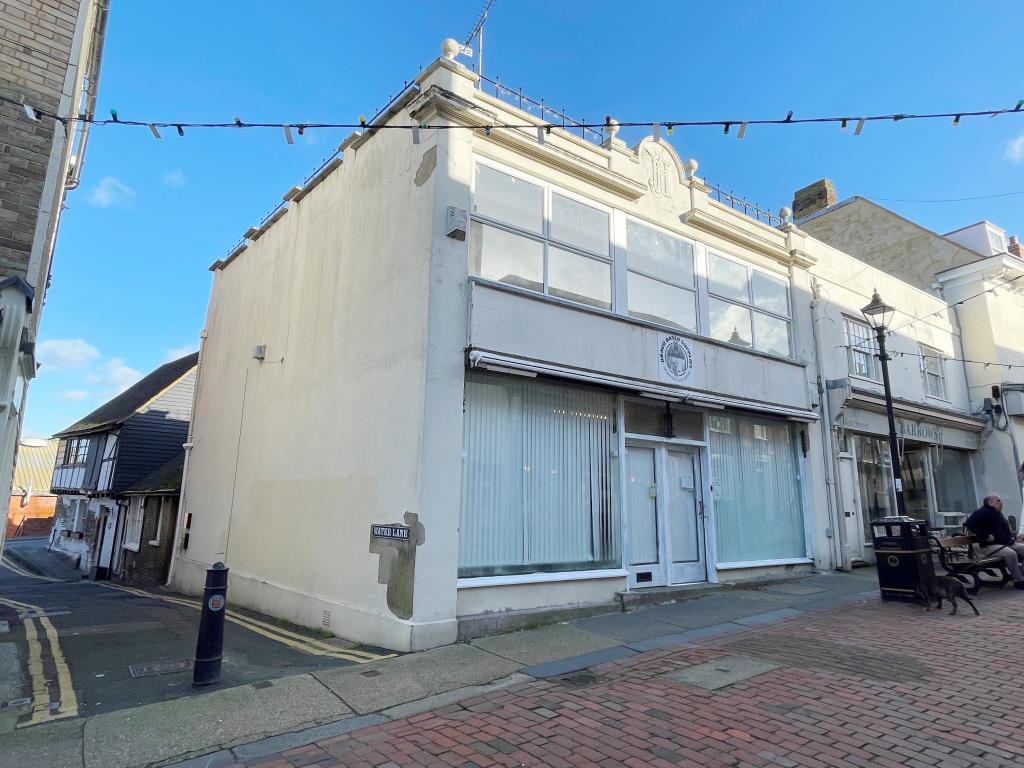 Lot: 15 - FREEHOLD INVESTMENT IN DESIRABLE TOWN CENTRE LOCATION - External front view of property